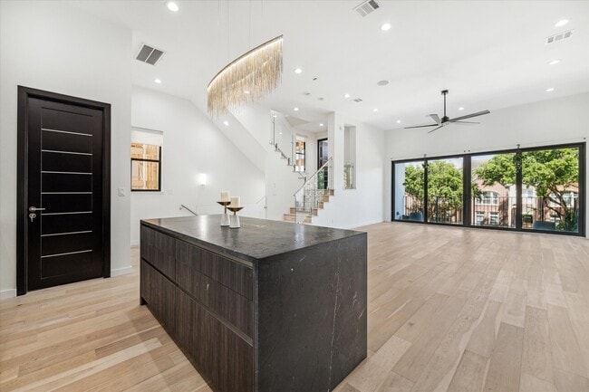 Building Photo - 713 Memorial Heights Dr
