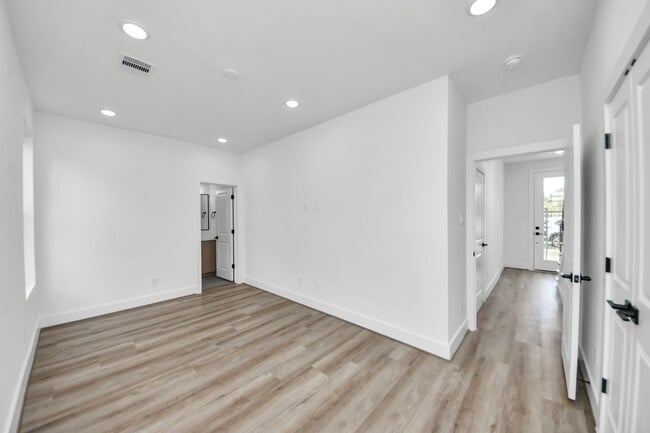 Building Photo - 6949 Foster St