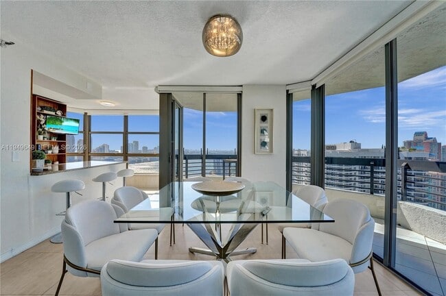 Building Photo - 3500 Mystic Pointe Dr