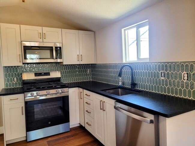 Building Photo - Downtown Cottage newly remodeled 2 Bed and...