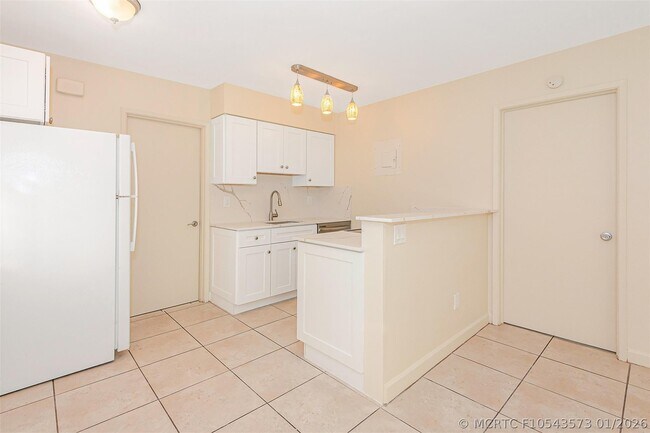 Building Photo - 2581 NE 11th Ct