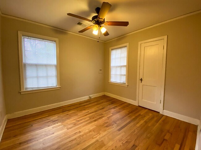 Building Photo - 3 bedroom 1 bath near the university of Memphis