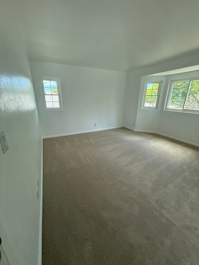 Building Photo - Beautifully Renovated 5-Bedroom Home | Spa...