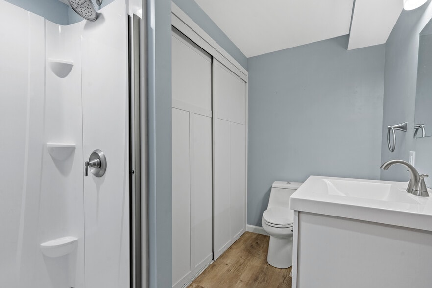 2nd full bath - 6318 Cedar St