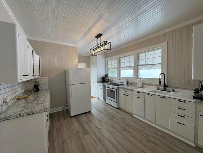 Building Photo - Charming detached single family Kaimuki 3 bdrm, 1 bath home on level lot
