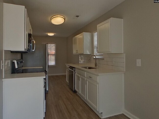 Building Photo - 349 Denman Loop