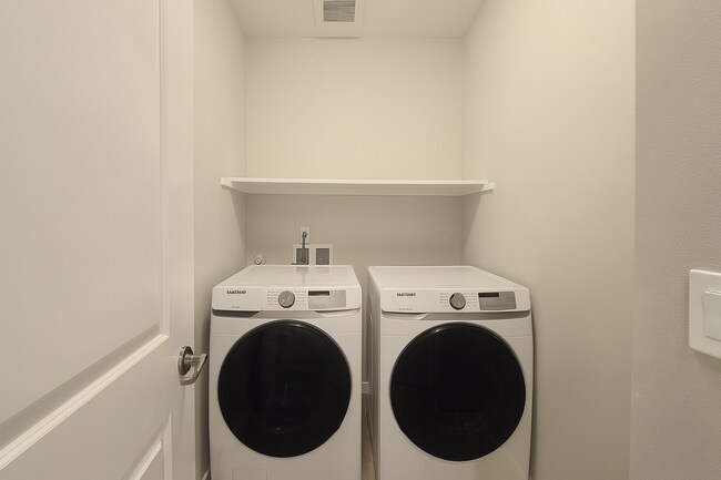 Building Photo - Modern Comfort Meets Convenience