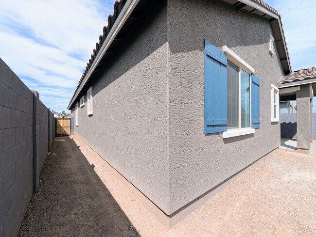 Building Photo - 10163 W Amelia Ave