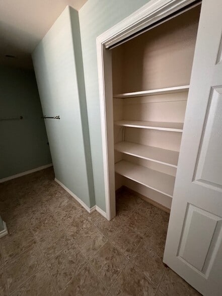 Building Photo - 415 Louis Ln