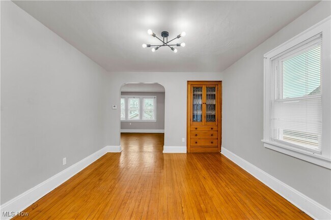 Building Photo - 10007 Parkview Ave