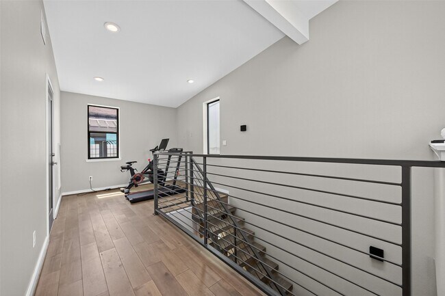 Building Photo - 607 Memorial Heights Dr