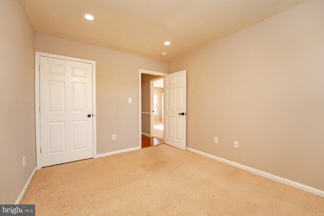 Building Photo - 558 London Ct