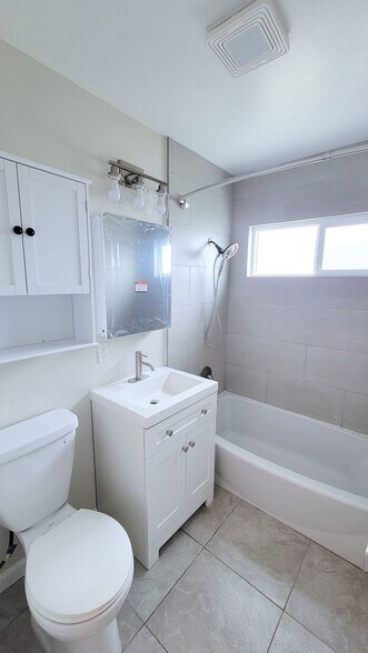 Bathroom pic 2 - 4146 Redondo Beach Blvd