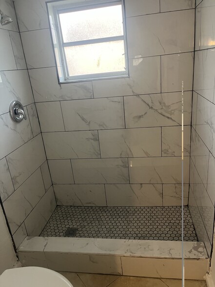 Building Photo - 4112 Inverrary Dr