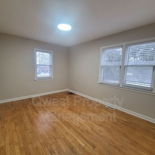Building Photo - 864 Emerald Ave NE