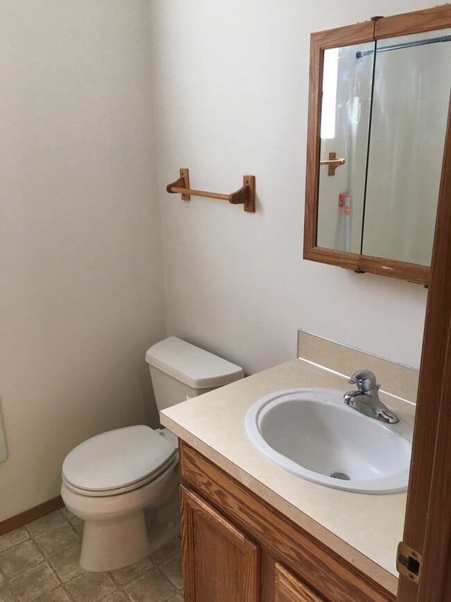 Building Photo - Close to Downtown and CWU!