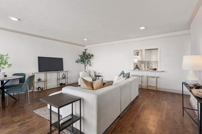 Building Photo - APARTMENT