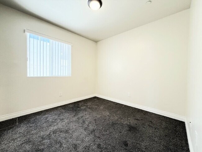 Building Photo - 114 W 50th St