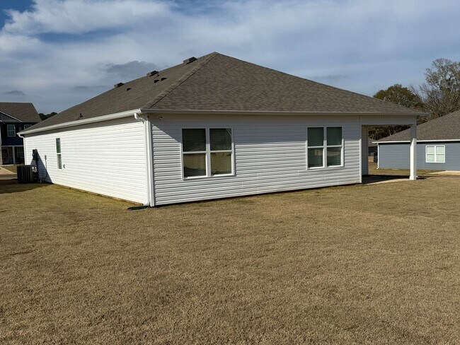 Building Photo - Caffee sub-division, very close to Mercedes plant, one level 4 Bedroom/2 Bath 1774 sqft