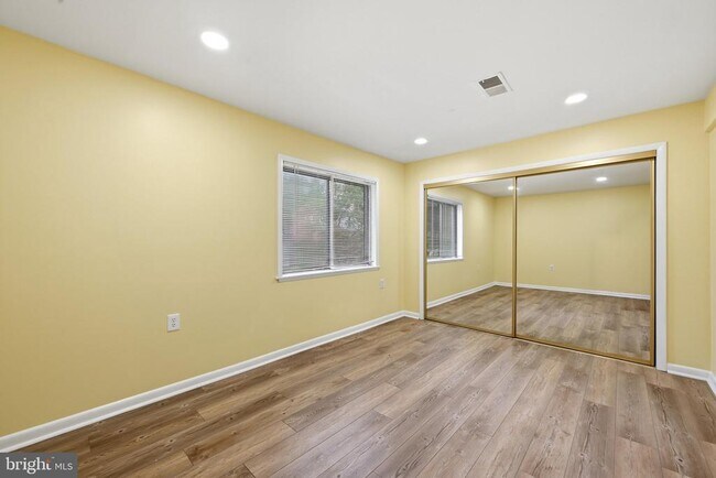 Building Photo - 8811 Burbank Rd