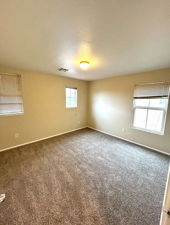 Building Photo - SW!!! OVER 2000 SQ FT!!! New Carpet!!! New Flooring!!! Freshly Painted!!! 4 bed 3 bath!!! Low Mai...