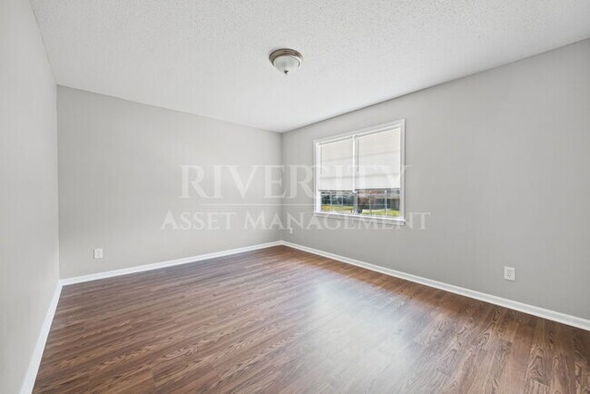 Building Photo - Renovated Gem! This 4-bed, 1.5-bath home!!...
