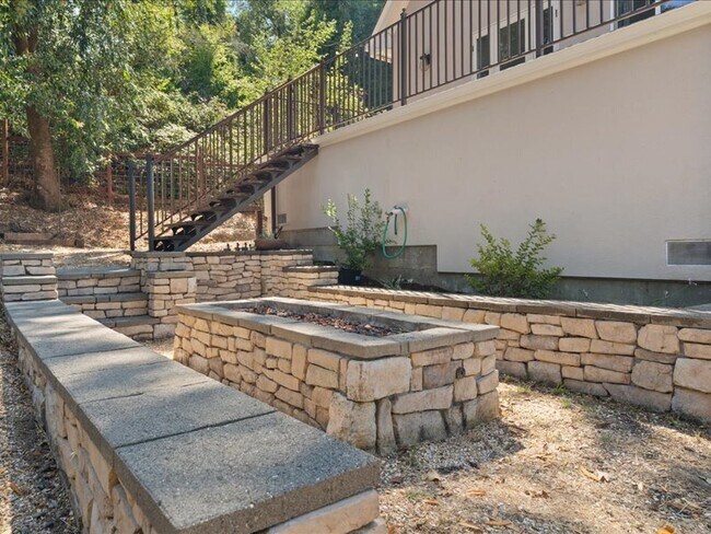 Building Photo - 910 Villa Chanticleer Rd