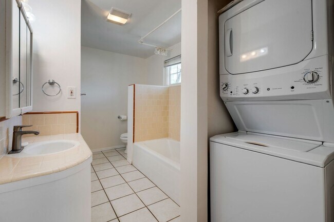 Building Photo - Private 2-Bedroom Fair Oaks Duplex with Gated Driveway & Garage!