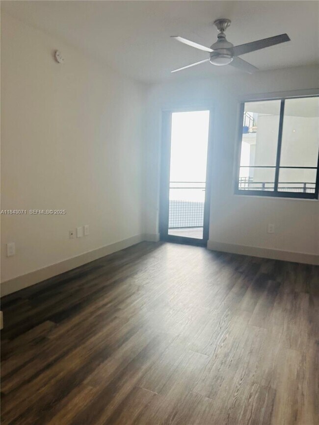 Building Photo - 817 SE 2nd Ave