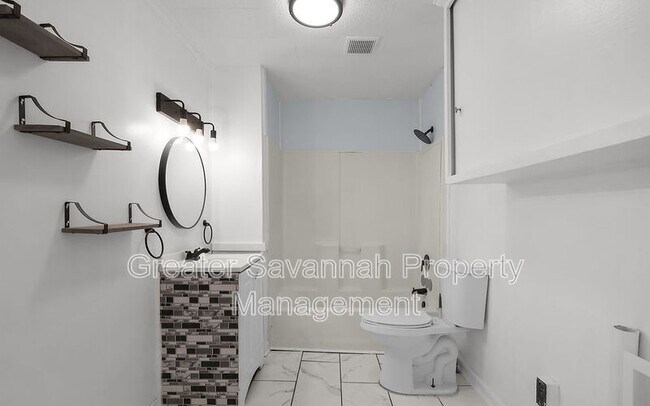 Building Photo - 612 W 42nd St