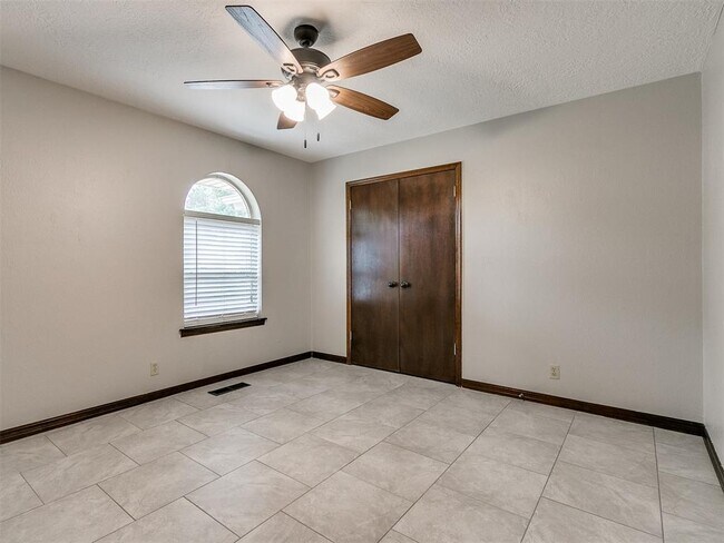 Building Photo - 1213 Westbrooke Terrace