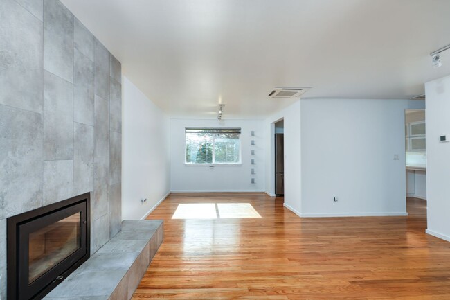 Building Photo - 439 Brien Dr SE