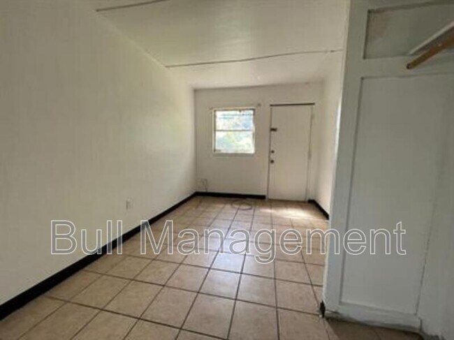 Building Photo - 746 S Lee Ave