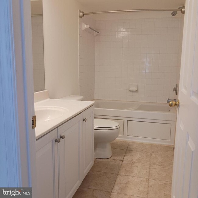 Building Photo - 2125 Hideaway Ct
