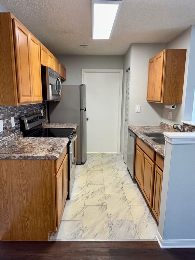 Building Photo - Beautiful 2 bedroom/2 bathroom corner condo in gated Regency Park!