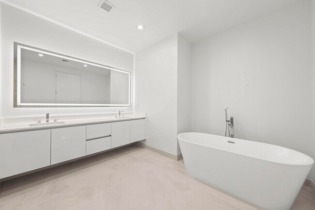 Building Photo - 220 Lake Shore Dr