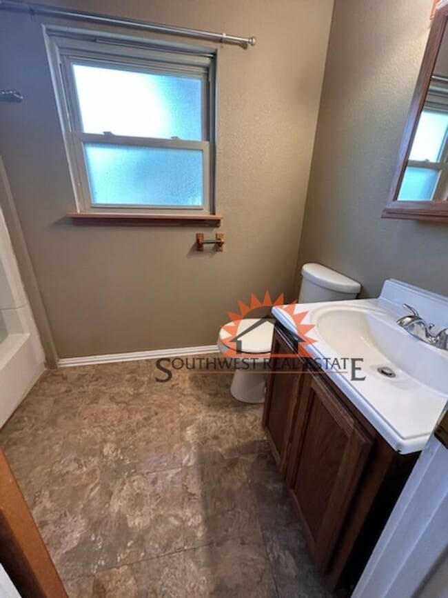 Building Photo - Spacious 1 bedroom 1 bath home.