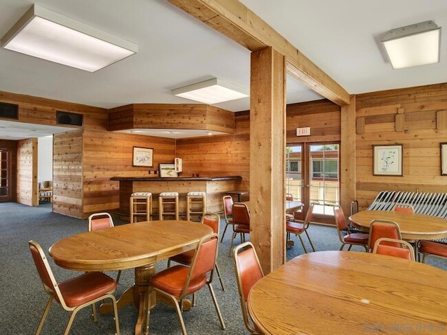 Building Photo - 6868 Hyde Park Dr