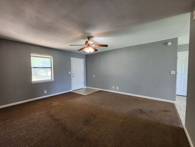 Building Photo - 3 Bedroom 1.5 Bath home in Shawnee!