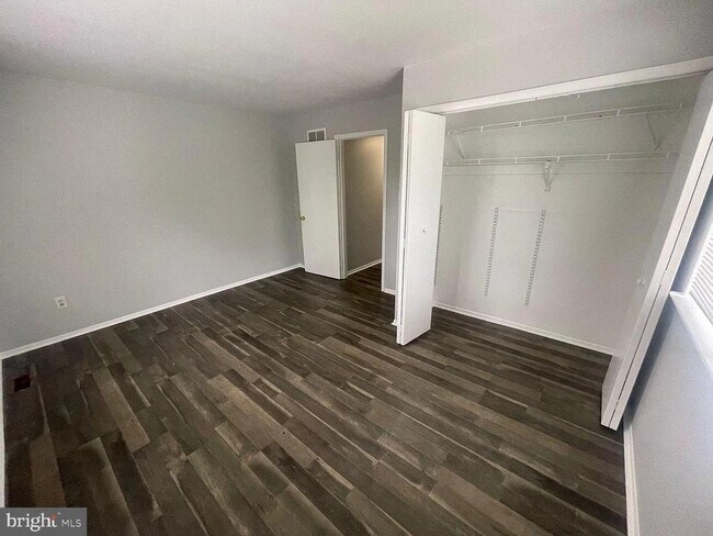 Building Photo - 400 Barclay Walk