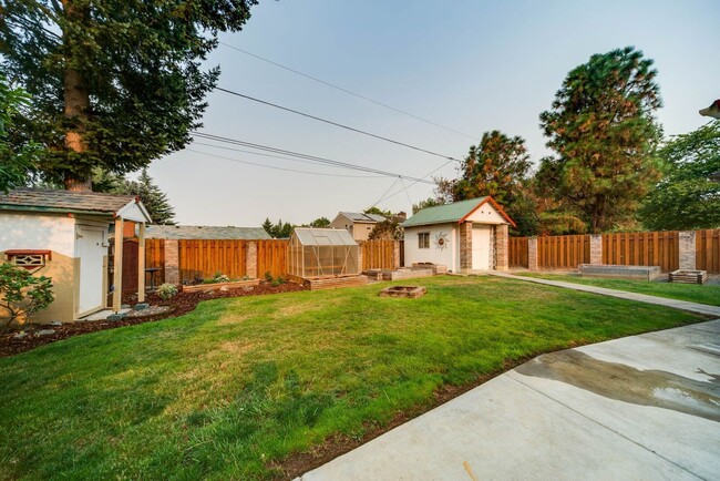 Building Photo - Large colonial home in NE Hillsboro