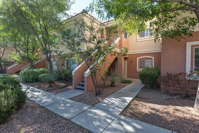 Building Photo - Enormous second story unit in upscale gated Summerlin community