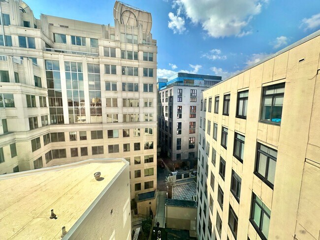 Building Photo - Fantastic 1 Bedroom with Den/Office/Additi...