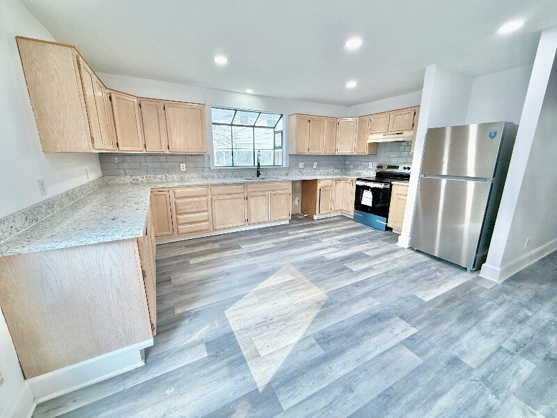 Building Photo - 517 W Hull St