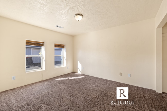 Building Photo - 3 Bedroom House in Central Point!