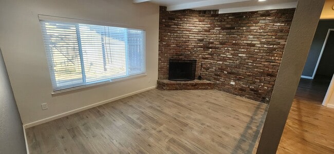 Building Photo - Beautiful 3 Bedroom 2 Bathroom Duplex in Desirable Greenhaven/Pocket Neighborhood