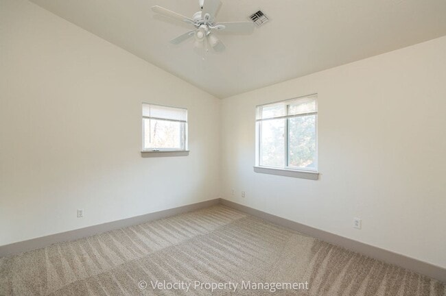 Building Photo - Beautiful Home in SW Bend - 1 dog considered!
