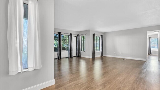 Building Photo - 2568 Pine Ridge Way S