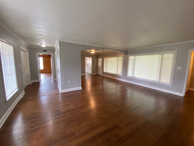 Building Photo - 4320 Bishop Hills Dr
