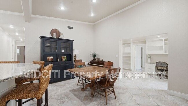 Building Photo - 156 Trelawney St